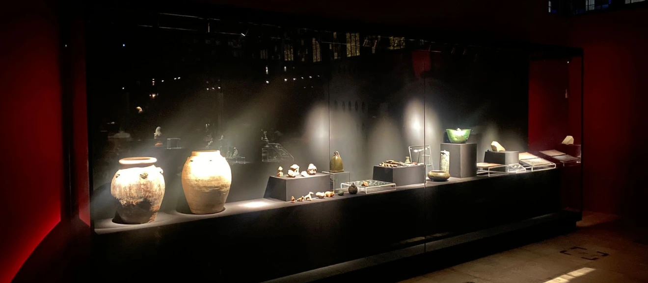 Lemari Pajangan Kaca untuk Pameran
