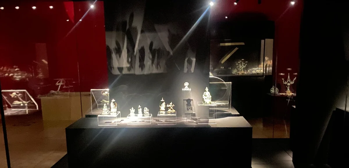 Display Koleksi Lebih Eksklusif dengan Vitrine Kaca Pajangan