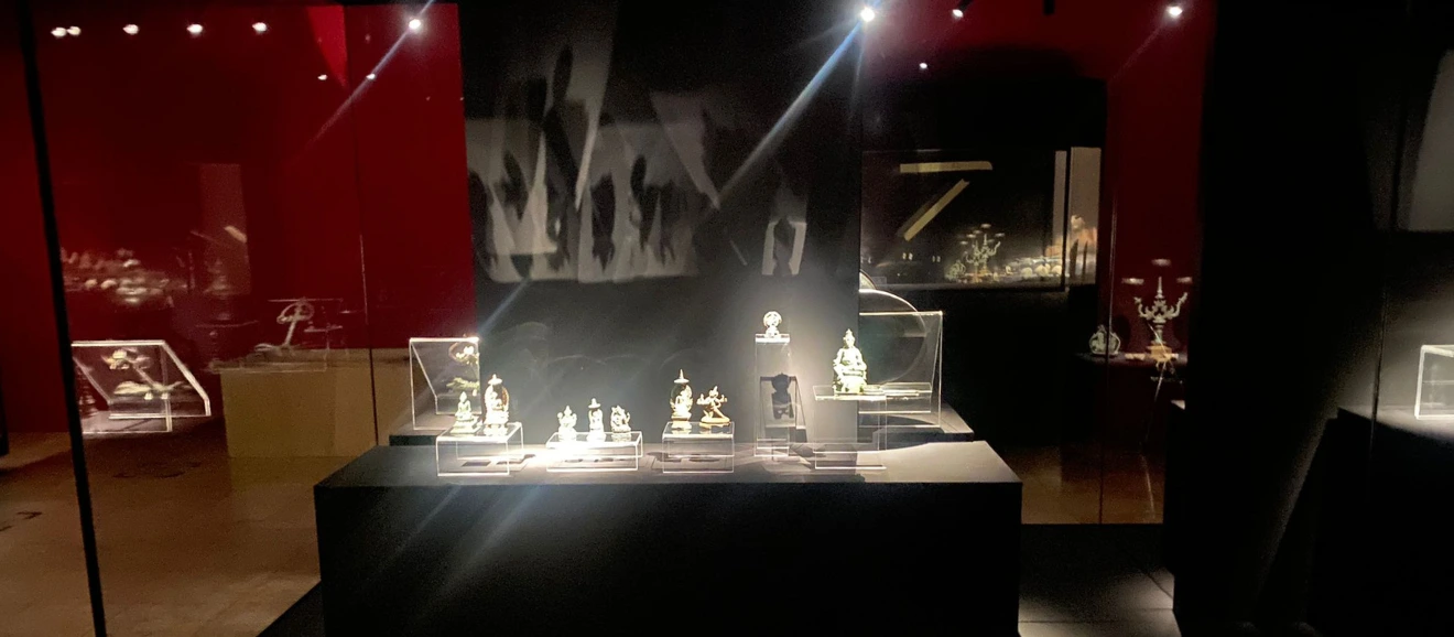 Display Koleksi Lebih Eksklusif dengan Vitrine Kaca Pajangan