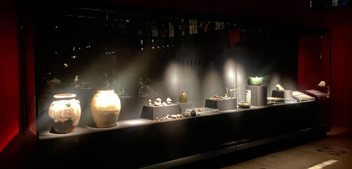 Lemari Pajangan Kaca untuk Pameran
