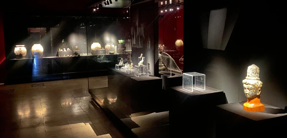 Tips Memilih Vitrine Kaca Pajangan yang Cocok untuk Museum & Koleksi Pribadi