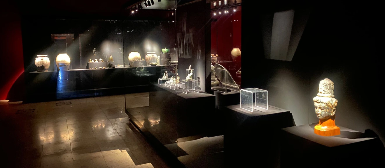 Tips Memilih Vitrine Kaca Pajangan yang Cocok untuk Museum & Koleksi Pribadi
